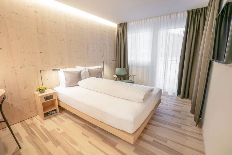 Hotel-Seebuel-Einzelzimmer-Bett-Vorhang (1)