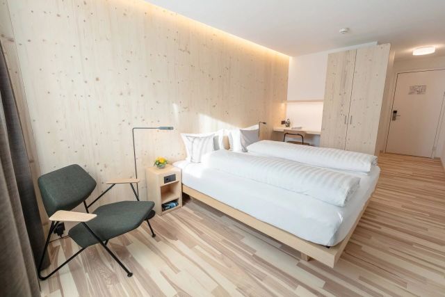 Hotel-Seebuel-Standartzimmer-Schlafzimmer-Doppelbett-Sessel