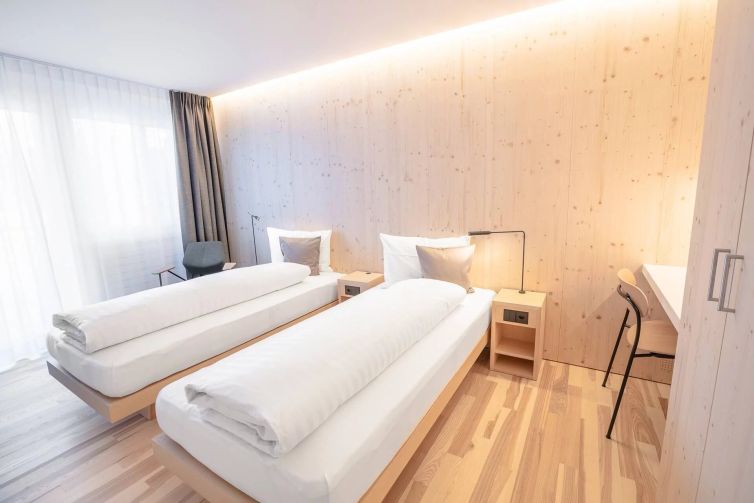 Hotel-Seebuel-Standartzimmer-Schlafzimmer-Einzelbett-Holz