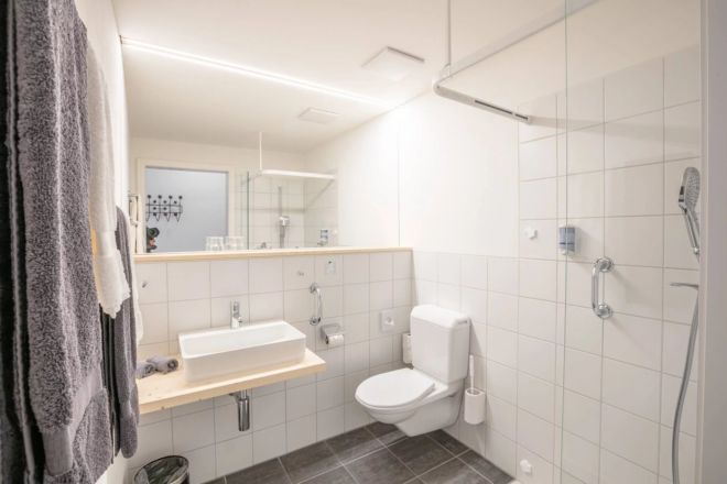 Hotel-Seebuel-Superiorzimmer-Badzimmer-Dusche-Lavabo