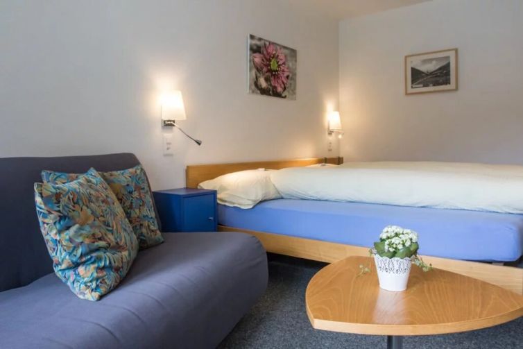 Hotel-Seebuel-Superiorzimmer-Schlafzimmer-Couch-Bett