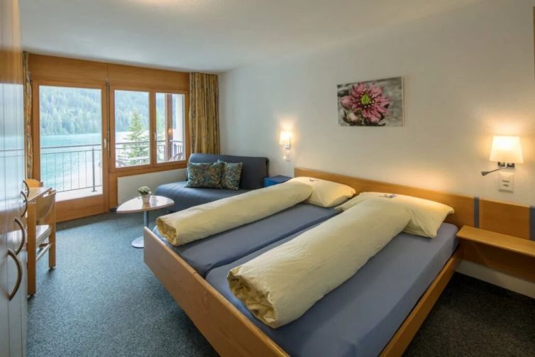 Hotel-Seebuel-Superiorzimmer-Schlafzimmer-Doppelbett-Aussicht-Couch