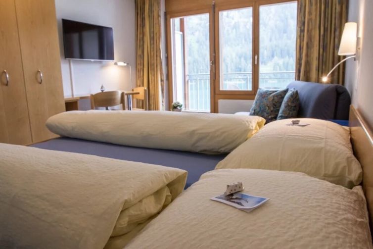 Hotel-Seebuel-Superiorzimmer-Schlafzimmer-Doppelbett-Aussicht