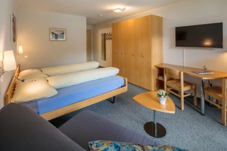 Hotel-Seebuel-Superiorzimmer-Schlafzimmer-Fernseher-Couch