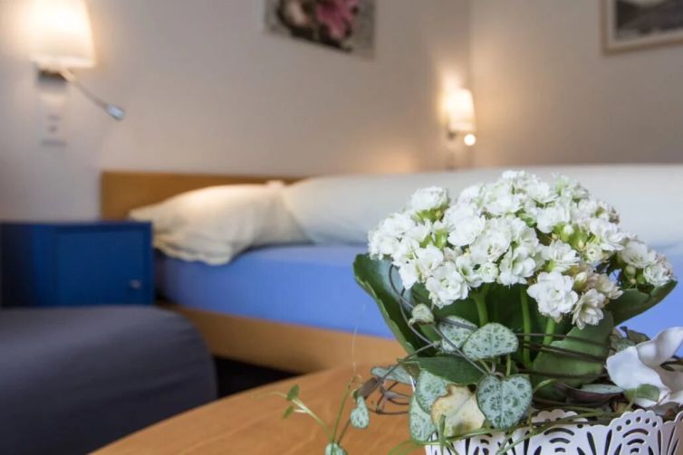 Hotel-Seebuel-Superiorzimmer-Schlafzimmer-Nachtisch